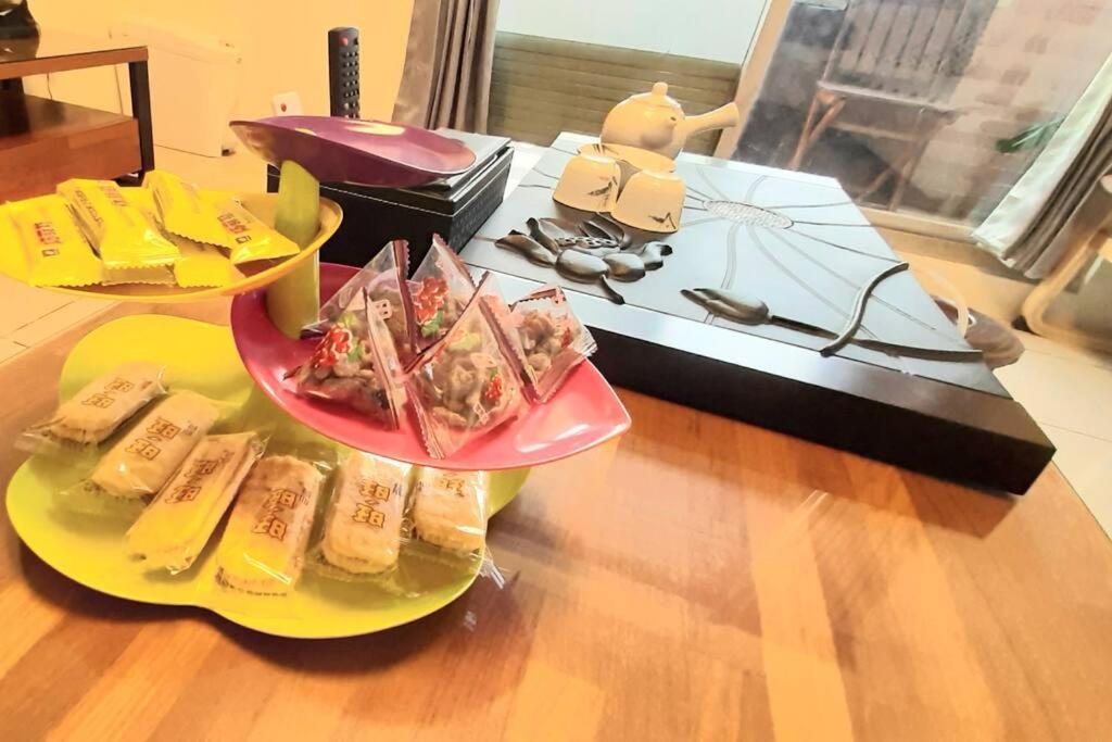 花的家 高鐵左營站前2號出口高鐵路步行3分鐘 最多6位可入住 3間卧房 月租長租 Kaohsiung Dış mekan fotoğraf