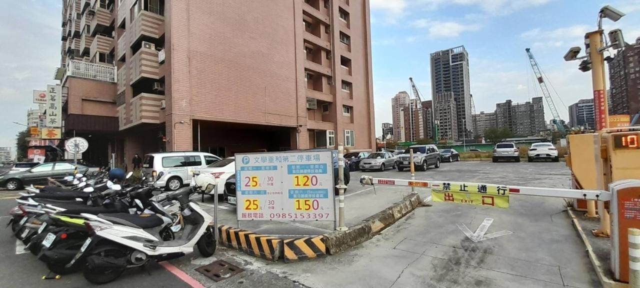 花的家 高鐵左營站前2號出口高鐵路步行3分鐘 最多6位可入住 3間卧房 月租長租 Kaohsiung Dış mekan fotoğraf